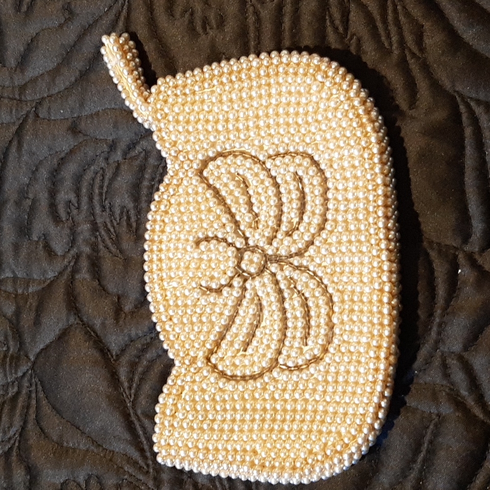 VINTAGE 1950's seed bead coin purse with satin interior